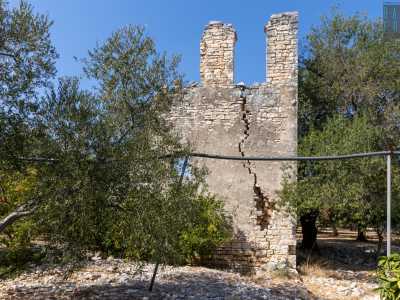 Il toponimo si deve alla presenza di una struttura del XV secolo a due piani e pianta quadrata immersa tra gli ulivi